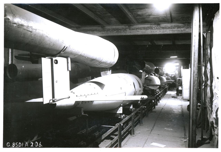 Blick in eine Produktionshalle der V1 im Konzentrationslager Mittelbau-Dora im Mai 1945