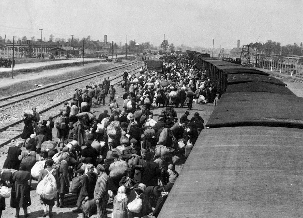 Ankunft jüdischer Männer, Frauen und Kinder  in Auschwitz-Birkenau